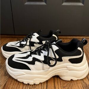 BERNESS Size Women’s 8 Black and White Sneakers